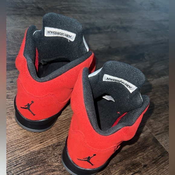 Jordan 5 Retro Raging Bull 
7y kids